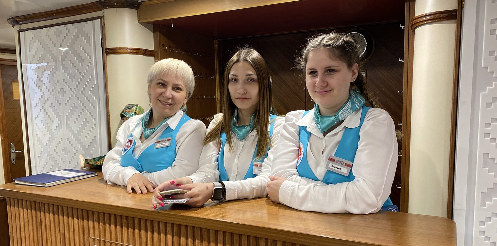 Ресепшн на теплоходе «Павел Бажов» — стойка регистрации гостей